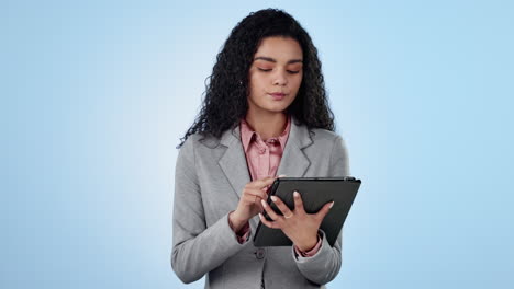 negocio, mujer y tableta en el estudio para internet