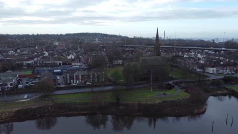 Runcorn-Old-Town-Waterfront-Vista-Aérea-Propiedad-Residencial-Suburbana-Vivienda-E-Iglesia-Spire-Distrito-Empujar-Hacia-La-Derecha