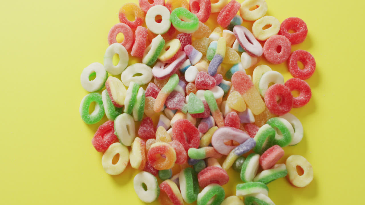 video de dulces de gelatina coloridos sobre un fondo amarillo