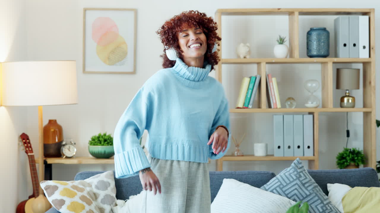 feliz, despreocupada y escuchando a la mujer bailando