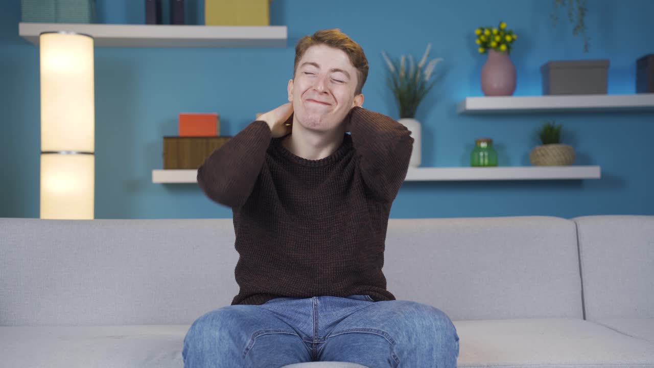 집에서 울고 신경 ⁇ 약에 걸린 십대.