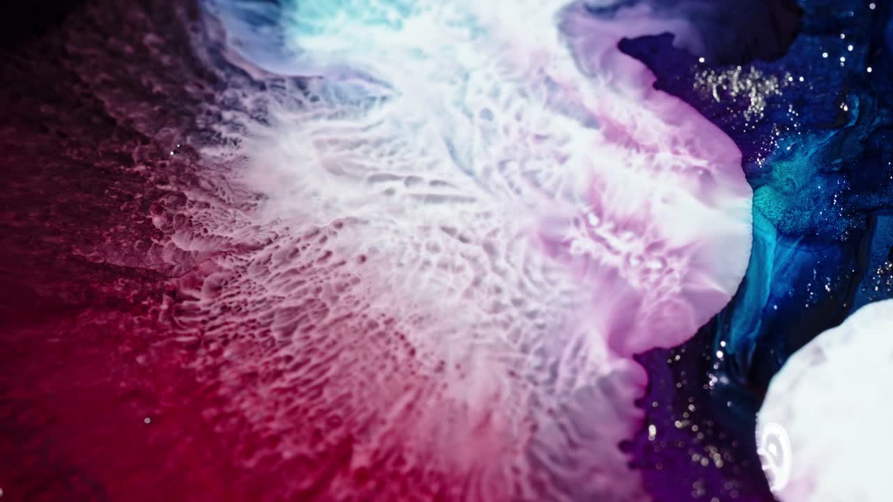 close-up de tinta vermelha e azul vibrante difundida em água, criando uma mistura abstrata