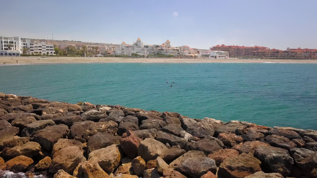 La cittadina di Almerimar ad Almería durante una soleggiata giornata estiva.