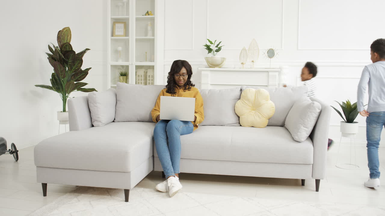 feliz grupo de amigos celebrando la victoria en la cancha de baloncesto mientras mira la cámara