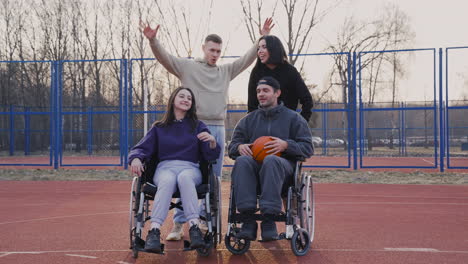 Glückliche-Gruppe-Von-Freunden,-Die-Den-Sieg-Auf-Dem-Basketballplatz-Feiern,-Während-Sie-In-Die-Kamera-Schauen