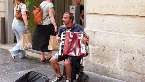 hombre tocando el acordeón en la calle bordeos