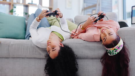 amigas, sofá y controlador para juegos