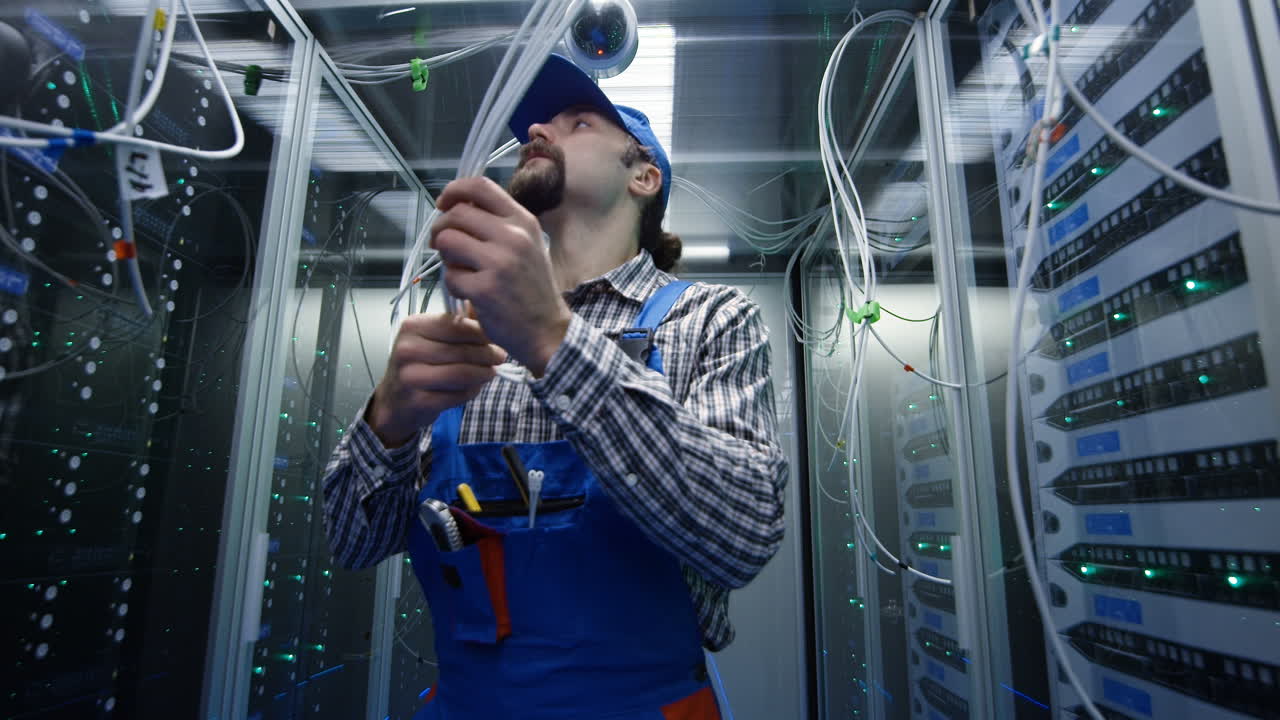 técnico que trabaja en una sala de servidores