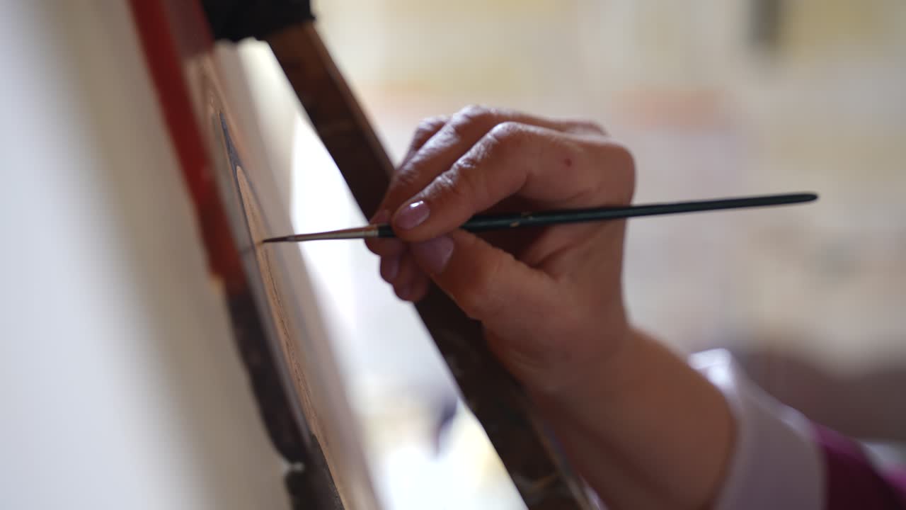 캔버스에 브러시 페인트를 칠하고 측면에서 보기를 닫습니다.