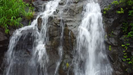 Drohnenaufnahme-Eines-Wunderschönen-Wasserfalls-Auf-Dem-Hügel