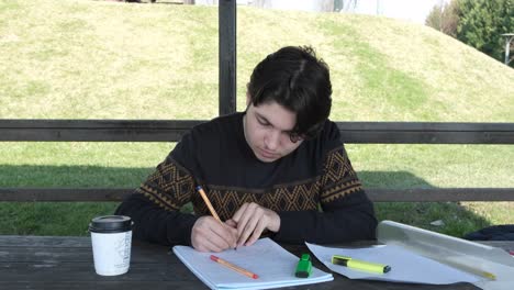 haciendo la tarea en el pórtico