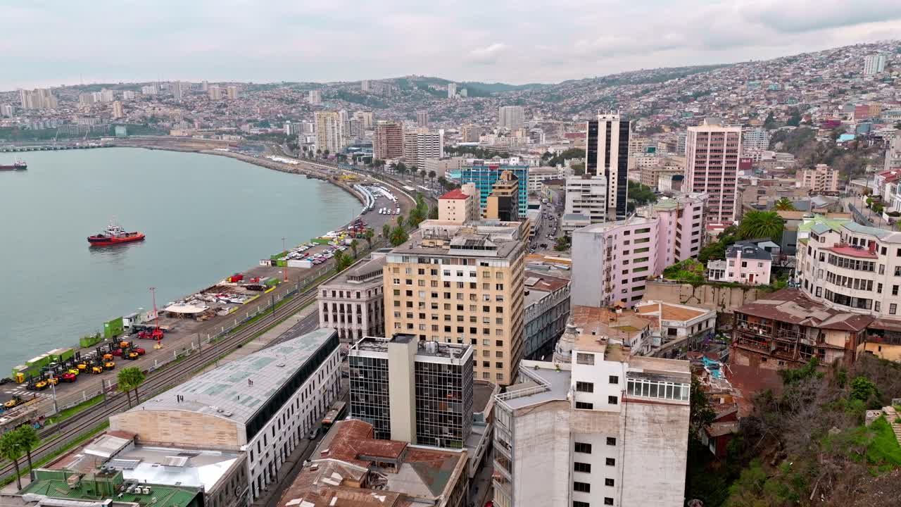 Veduta aerea di Valparaiso che mostra la città costiera del Cile, edifici antichi, all'aperto di giorno.