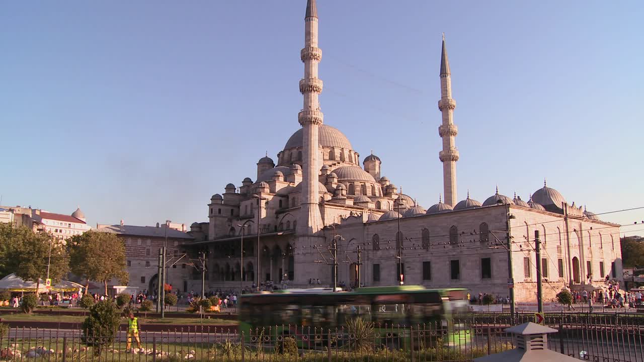 barcos pasando frente a las mezquitas de estambul turquía al atardecer 2