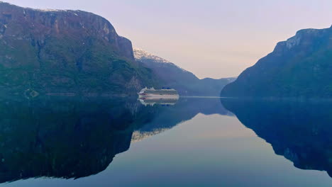 Hermosa-Foto-De-Un-Ferry-En-Un-Lago-Inmóvil-Que-Actúa-Como-Un-Espejo-Que-Refleja-Las-Montañas-Y-Todo-Lo-Demás