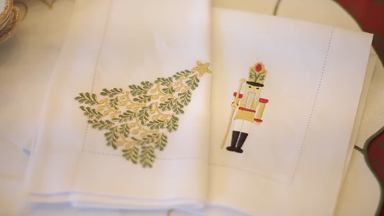 lindos guardanapos de pano branco com decoração de natal na mesa de natal para compartilhar