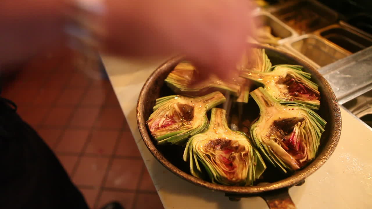 아티초크 앙트레가 그릇에 제공됩니다.