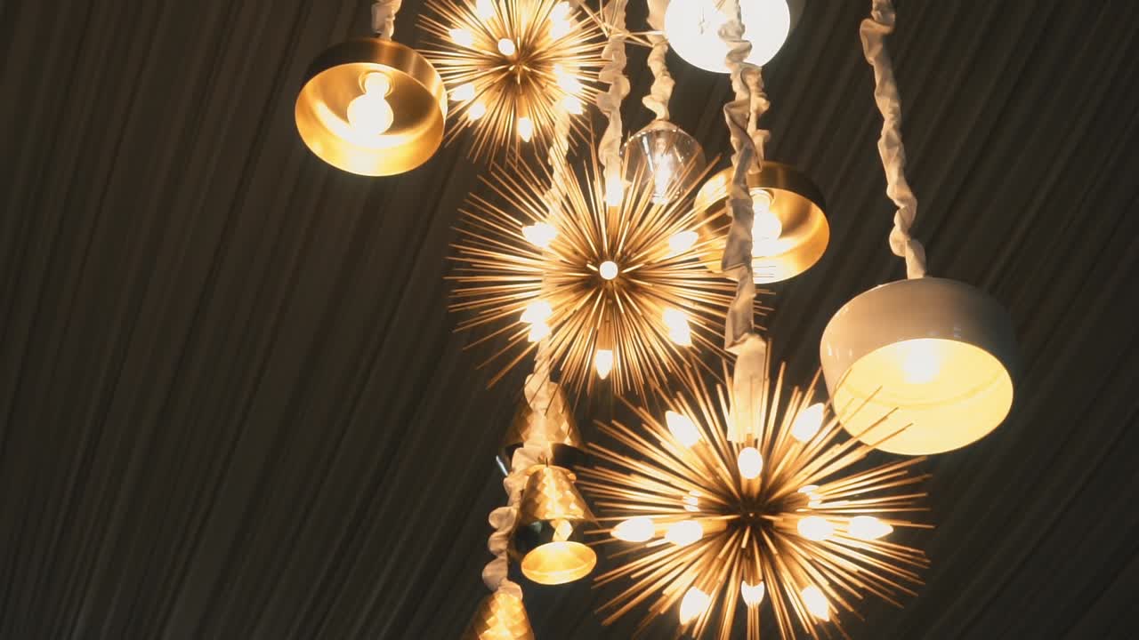 천장에 매달린 아름다운 현대 들리어