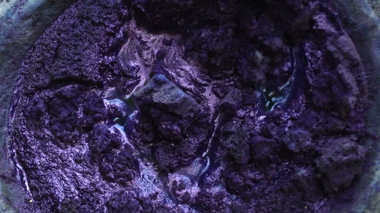 파키스탄, 직물 생산 산업에서 꼭두서니 분말 염료로 유기 직물 염색