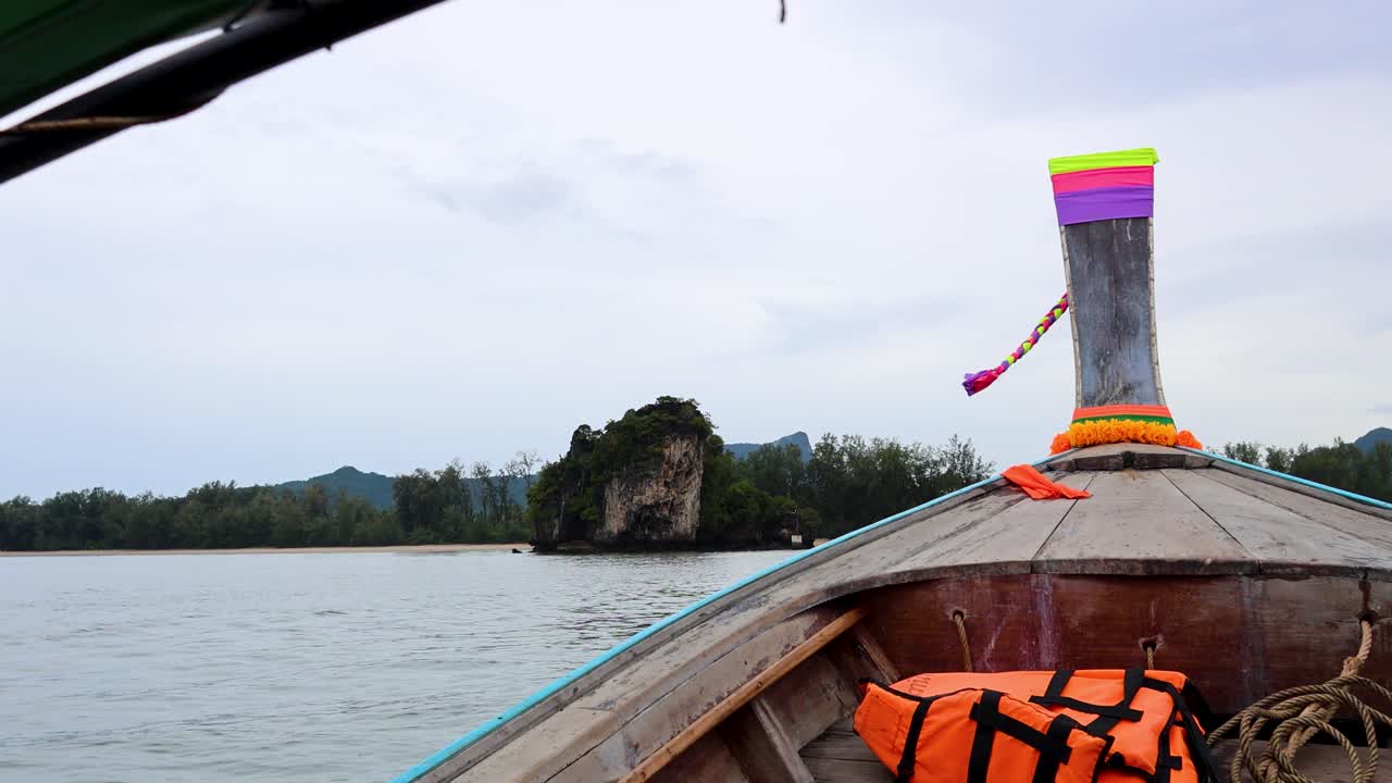 보트 는 경치 좋은 크라비 해안 을 지나간다