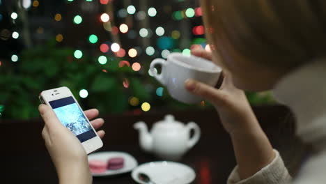 mujer en el café con teléfono
