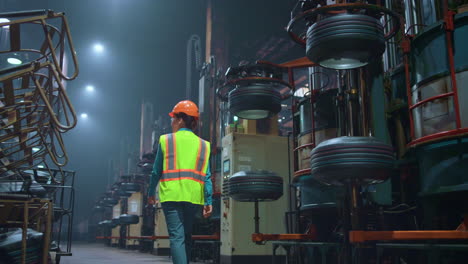 Ingeniero-De-Vista-Posterior-Caminando-En-La-Fábrica-De-Fabricación.-Concepto-Moderno-De-Trabajo-Energético.