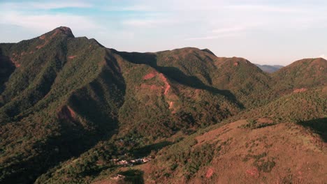 antena ascendente sobre ma en las montañas shan de hong kong en un día nublado