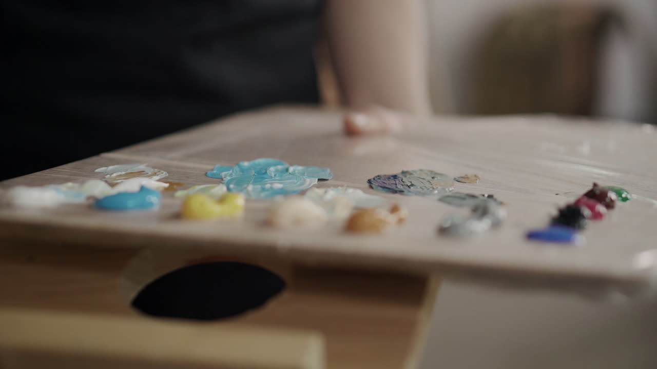 페인트를 는 예술가