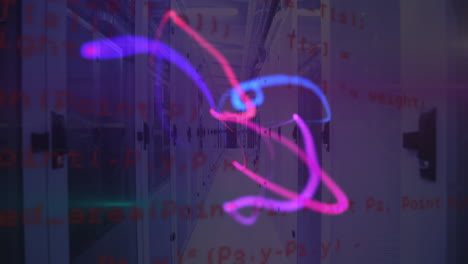animación de patrones abstractos multicolores sobre lenguaje de computadora contra la sala de servidores