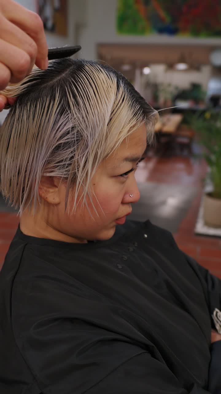 una mujer se corta el cabello.