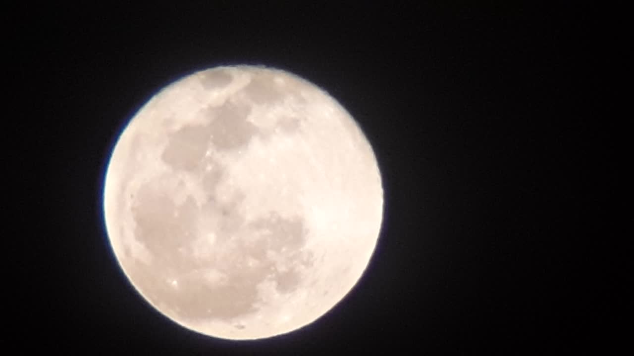 달은 지구의 유일한 자연 위성이며 지름이 지구의 약 4분의 1에 달하며 태양계에서 다섯 번째로 큰 위성이며 태양계에서 가장 큰 위성입니다.