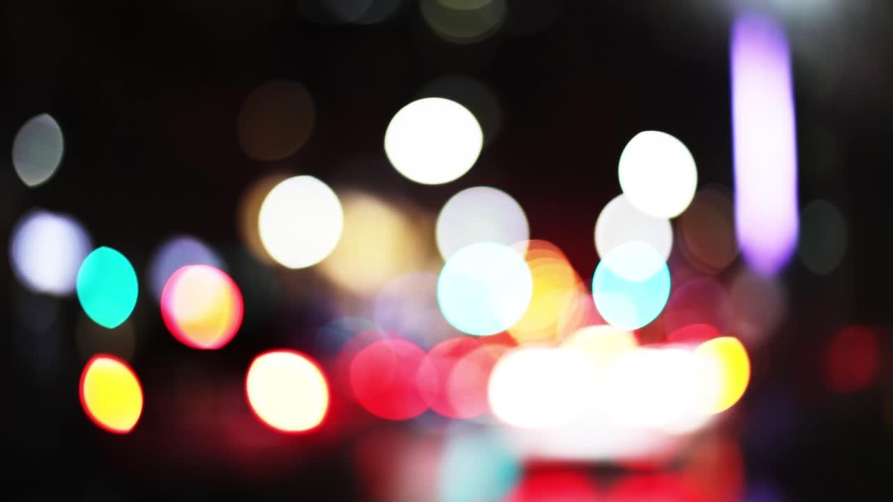 luces coloridas de la ciudad fuera de foco