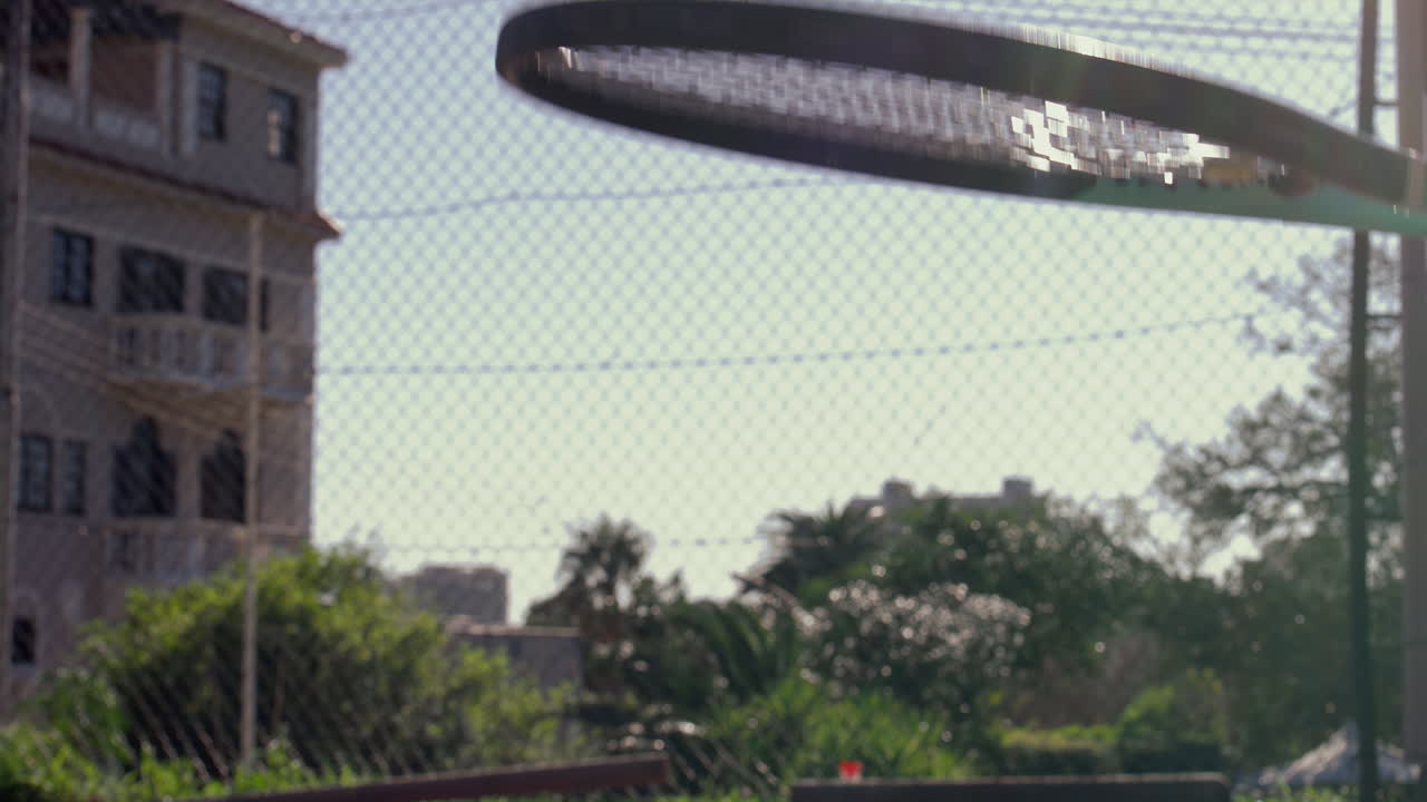 pelota de tenis y raqueta