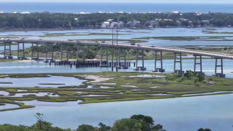 Toma-De-Drones-Del-Puente-De-La-Isla-Esmeralda-Con-Tráfico-Moviéndose-Sobre-él.