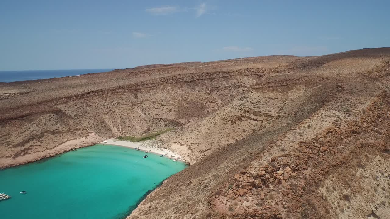 toma aérea de una playa y un yate en la isla partida, baja california sur.