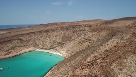 Toma-Aérea-De-Una-Playa-Y-Un-Yate-En-Isla-Partida,-Baja-California-Sur