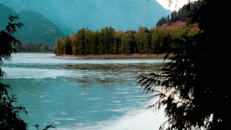 Hope,-British-Columbia-Am-Fluss-Im-Morgengrauen