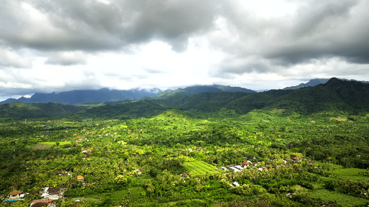 바리 섬의 야생 자연에서 인도네시아의 banyuwedang 마을을 가로질러 움직이는 구름의 하이퍼 스