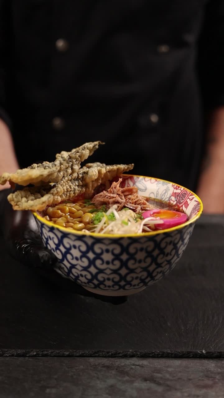 chef presentando un plato de ramen