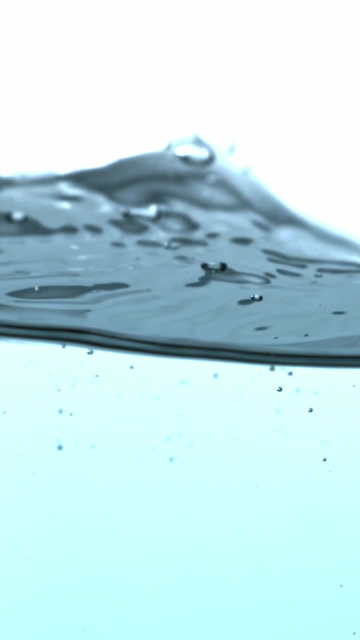 Dynamische Wasseroberfläche mit Blasen auf weißem Hintergrund