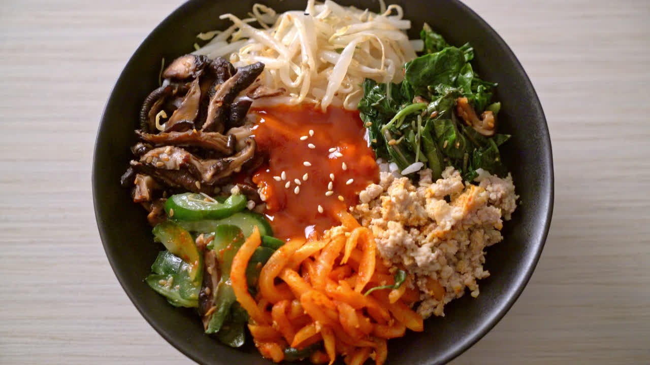 bibimbap, ensalada picante coreana con cuenco de arroz - comida tradicionalmente coreana
