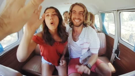 un grupo de amigos divirtiéndose.