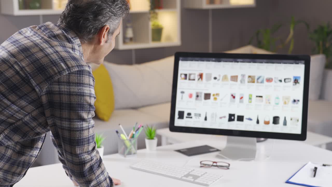 un hombre está comprando en tiendas de internet en línea desde su computadora en casa.