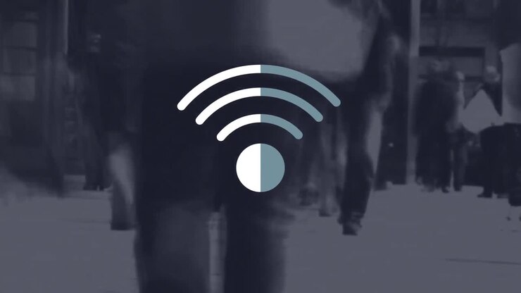 Animation af et digitalt wi-fi-ikon, der svæver over fodgængere på en bygade