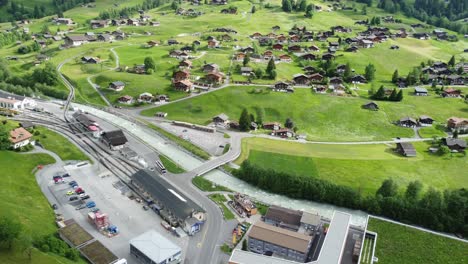 Bezauberndes-Grindelwald,-Schweiz:-Beeindruckende-4K-Drohnenaufnahmen-Majestätischer-Schweizer-Alpen-Und-Traditioneller-Architektur