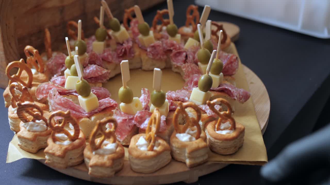 chef arreglando plato cortado en frío, toma de primer plano de la mano en guante negro preparando comida, cámara lenta