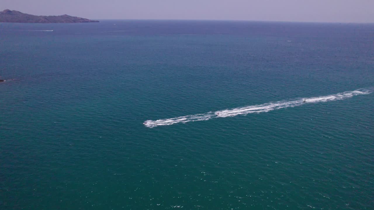 모험 이 바다 를 만나는 해안 해역 을 따라 제트 스키 를 타는 스릴 을 경험 하십시오