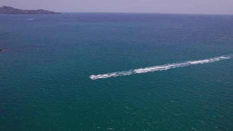 모험 이 바다 를 만나는 해안 해역 을 따라 제트 스키 를 타는 스릴 을 경험 하십시오