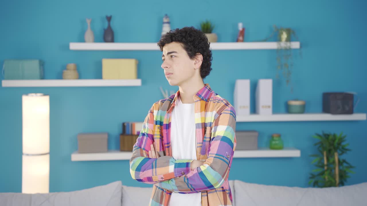 상처받은 소년은 불행하게 주위를 둘러보았습니다.