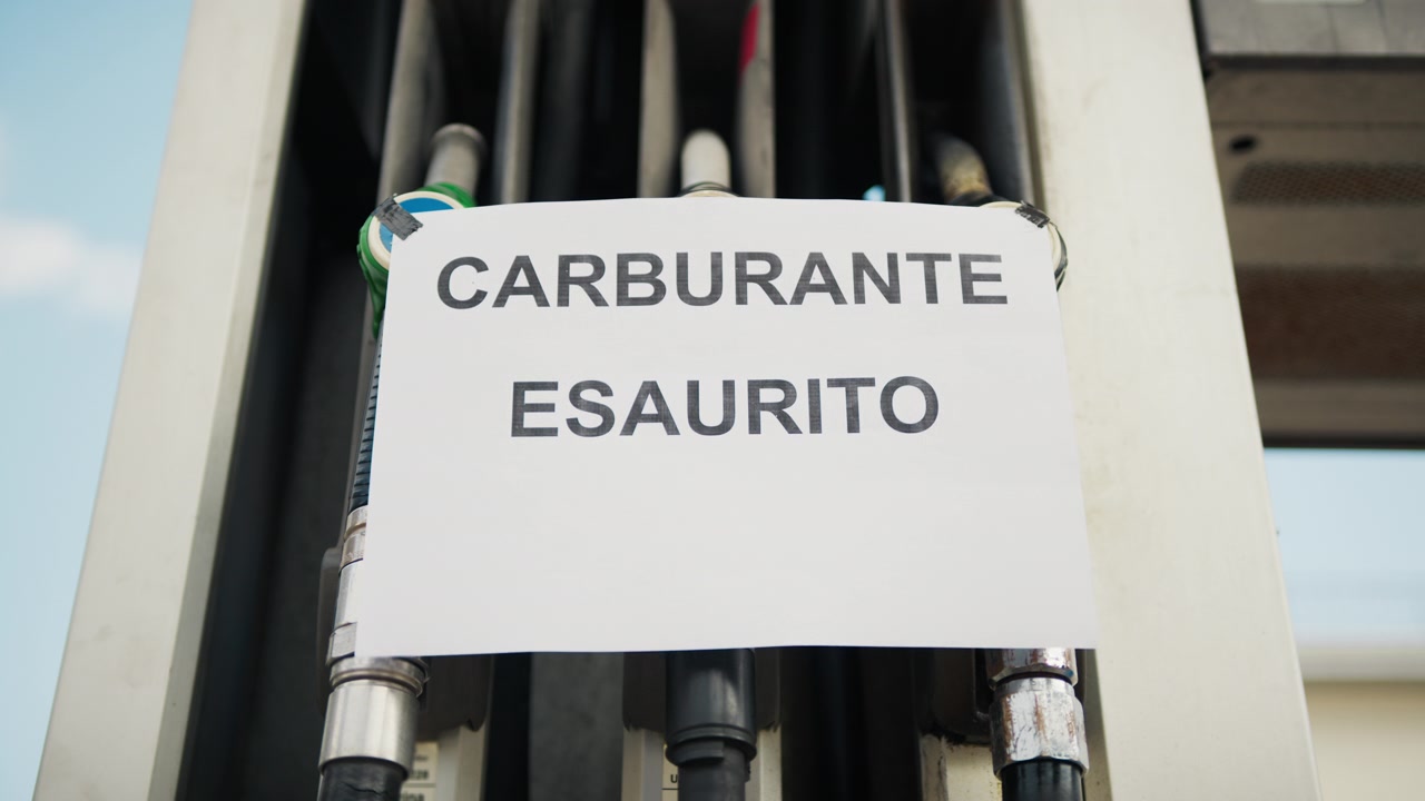 Cartello 'carburante esaurito' sulla pompa di benzina