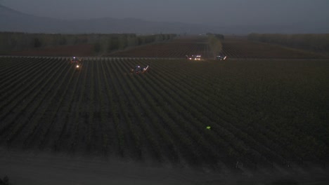 lapso de tiempo de recolección nocturna automatizada en un viñedo en el valle de salinas condado de monterey california